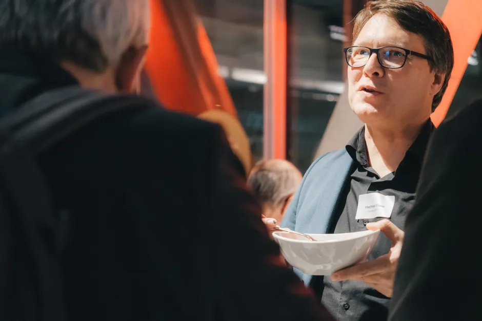 Besucher im Gespräch